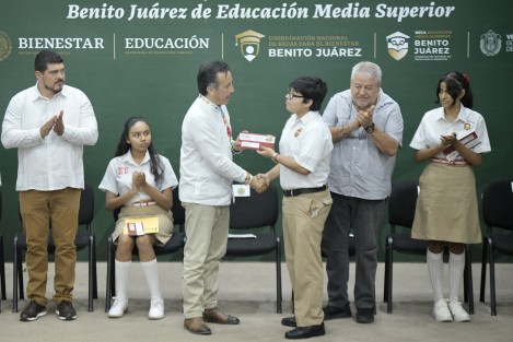  En cuatro años, el Gobierno Federal ha destinado 23 mil millones de pesos contribuyendo a la reducción de la deserción escolar a través de las Becas para el Bienestar Benito Juárez, destacó el gobernador Cuitláhuac García Jiménez durante el inicio de la entrega de tarjetas del Bienestar a 185 mil 445 estudiantes.