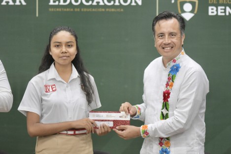 A partir de este lunes y hasta el 30 de abril se entregarán 126 mil 481 plásticos con la finalidad de que los beneficiarios reciban de manera rápida, segura y transparente su Beca Universal de Educación Media Superior –a dispersarse escuela por escuela–, además de 58 mil 964 más del programa de Educación Básica –a recoger en las sucursales del Banco del Bienestar. 