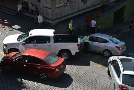 El choque entre una camioneta de Ayudantía de Gobierno del Estado y un auto particular, complicó la circulación por varios minutos en la salida del viaducto. Por fortuna sólo hubo daños materiales.

