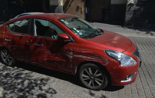 El choque entre una camioneta de Ayudantía de Gobierno del Estado y un auto particular, complicó la circulación por varios minutos en la salida del viaducto. Por fortuna sólo hubo daños materiales.

