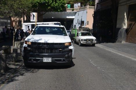El choque entre una camioneta de Ayudantía de Gobierno del Estado y un auto particular, complicó la circulación por varios minutos en la salida del viaducto. Por fortuna sólo hubo daños materiales.


