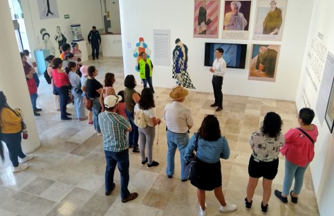 Turistas de diferentes puntos de la entidad llegaron a visitar la pinacoteca Diego Rivera en la ciudad de Xalapa. Actualmente se encuentra expuesta la obra del caricaturista  Ernesto <em>El Chango</em> García Cabral.

