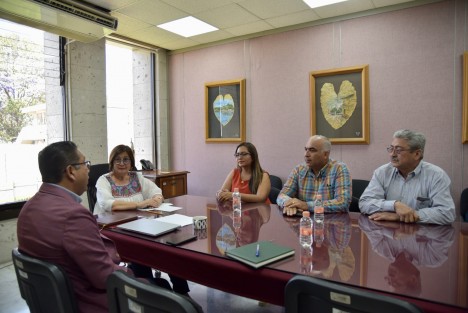 En respuesta a la solicitud de ediles del ayuntamiento de Soledad de Doblado, encabezados por la presidenta municipal, Arantxa Lizbeth Zamitiz Sosa, la LXVI Legislatura del estado, presidida por la diputada Margarita Corro Mendoza, y personal de la Secretaría de Fiscalización de este Congreso, les explicaron los lineamientos en materia de transparencia y rendición de cuentas en la administración pública local. 