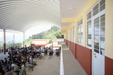  Porque no puede haber Gobierno rico y pueblo pobre, parte de lo recaudado con la rifa del avión José María Morelos y Pavón quedará como legado a los habitantes de la localidad Cihuateo, municipio de Los Reyes en la Sierra de Zongolica, que hoy tiene una telesecundaria equipada y mejor carretera, pero sobre todo la constancia de que el presidente Andrés Manuel López Obrador cumple su palabra.