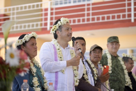 Así lo expresó el gobernador Cuitláhuac García Jiménez ante el comité encargado de administrar los 20 millones de pesos que hicieron posible construir tres salones, un comedor, dirección, sala de usos múltiples, bodega, estacionamiento, cancha y domo en el plantel Gregorio Torres Quintero, además de pavimentar dos kilómetros del camino que une dicha cabecera con Texhuacán y Atlahuilco. 