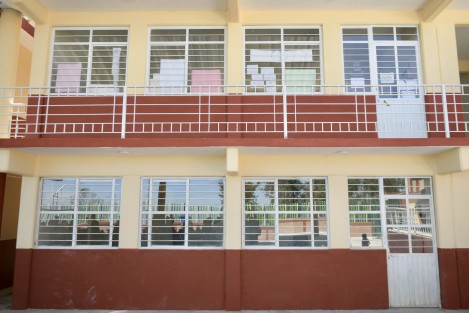 Así lo expresó el gobernador Cuitláhuac García Jiménez ante el comité encargado de administrar los 20 millones de pesos que hicieron posible construir tres salones, un comedor, dirección, sala de usos múltiples, bodega, estacionamiento, cancha y domo en el plantel Gregorio Torres Quintero, además de pavimentar dos kilómetros del camino que une dicha cabecera con Texhuacán y Atlahuilco. 
