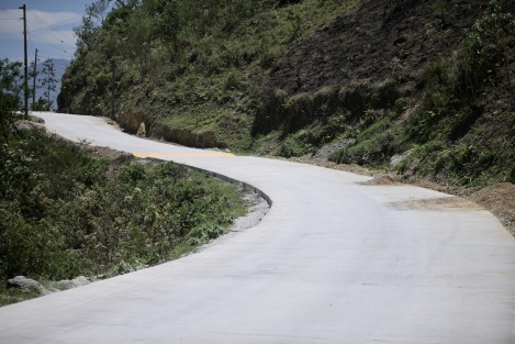 Así lo expresó el gobernador Cuitláhuac García Jiménez ante el comité encargado de administrar los 20 millones de pesos que hicieron posible construir tres salones, un comedor, dirección, sala de usos múltiples, bodega, estacionamiento, cancha y domo en el plantel Gregorio Torres Quintero, además de pavimentar dos kilómetros del camino que une dicha cabecera con Texhuacán y Atlahuilco. 