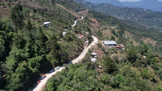 Así lo expresó el gobernador Cuitláhuac García Jiménez ante el comité encargado de administrar los 20 millones de pesos que hicieron posible construir tres salones, un comedor, dirección, sala de usos múltiples, bodega, estacionamiento, cancha y domo en el plantel Gregorio Torres Quintero, además de pavimentar dos kilómetros del camino que une dicha cabecera con Texhuacán y Atlahuilco. 