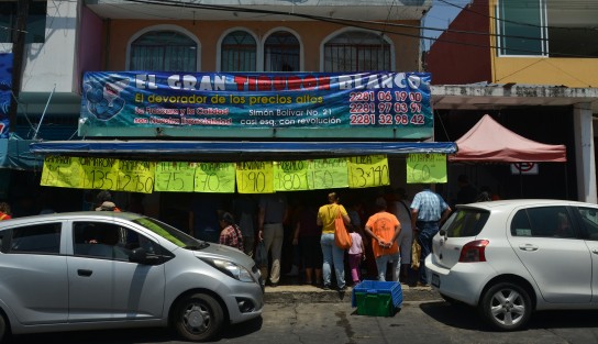 Comerciantes de pescaderías de la zona del Mercado la Rotonda se declaran listos para el fin de Semana Santa, que a su decir, es cuando llegan más clientes a comprar sus productos