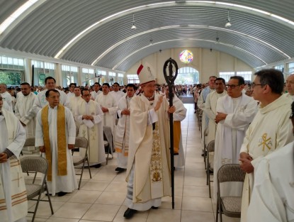 En el Seminario Mayor de Xalapa, se llevó a cabo este miércoles la Misa Crismal, donde se bendicen los Santos óleos y se consagra el Santo Crisma, los cuales se utilizan en la imposición de los sacramentos en toda la Arquidiócesis durante todo el año.