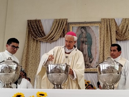 En el Seminario Mayor de Xalapa, se llevó a cabo este miércoles la Misa Crismal, donde se bendicen los Santos óleos y se consagra el Santo Crisma, los cuales se utilizan en la imposición de los sacramentos en toda la Arquidiócesis durante todo el año.