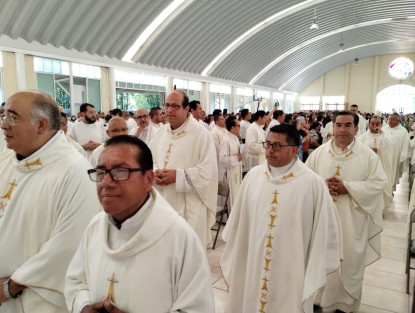 Es también durante esta celebración que los sacerdotes renuevan sus votos hechos el día de su consagración. 