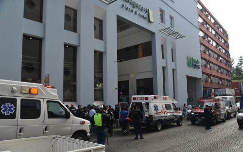 El descuido a una menor de 6 años derivó en un accidente en Plaza Zaragoza, en la ciudad de Xalapa, al caer ella de una altura de unos 6 metros.