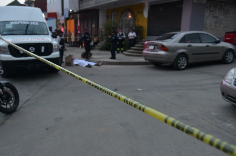 Un hombre de aproximadamente 45 años murió en  la colonia Framboyanes de la ciudad de Xalapa, al caer en la calle Ébano esquina con Tamarindo y golpearse contra la banqueta, según testigos. 

