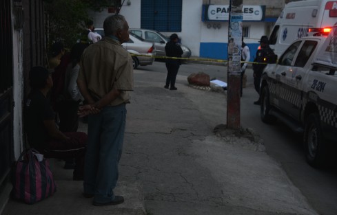 Al lugar arribaron paramédicos del grupo Escorpión, quienes nada pudieron hacer por el hombre. Personal de la Fiscalía realizó las diligencias correspondientes.
