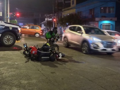 Y para anochecer, otro accidente de motos en 20 de Noviembre esquina Xalapeños Ilustres, a escasos 10 metros de donde al mediodía un autobús atropelló a un policía. 