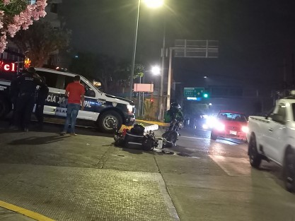Y para anochecer, otro accidente de motos en 20 de Noviembre esquina Xalapeños Ilustres, a escasos 10 metros de donde al mediodía un autobús atropelló a un policía. 