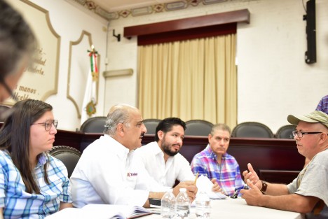 En la Sala de Cabildo, el alcalde de Xalapa, Ricardo Ahued, encabezó una jornada de audiencias ciudadanas acompañado por las regidoras y regidores Helen Sarmiento Jaén, Antonio Ballesteros Grayeb, Martha Valentina Domínguez Vásquez y Daniel Fernández Carrión, donde se atendió y dio curso a solicitudes de obra para mejorar la calidad de vida de las personas. 