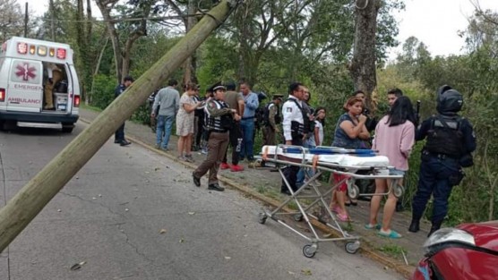 Un vehículo tipo razer volcó en la avenida Murillo Vidal, donde presuntamente circulaba a exceso de velocidad. Como saldo dos personas resultaron lesionadas; uno de ellos quedó atrapado entre los fierros.  