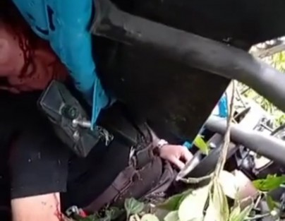 Un vehículo tipo razer volcó en la avenida Murillo Vidal, donde presuntamente circulaba a exceso de velocidad. Como saldo dos personas resultaron lesionadas; uno de ellos quedó atrapado entre los fierros.  