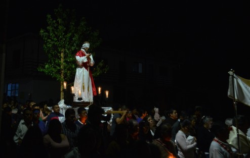 En Ixhuacán de los Reyes, Veracruz, estos días de Semana Santa se vive con fervor religioso la Pasión, Muerte y Resurrección de Cristo, pues es representada por sus pobladores. Este Jueves Santo realizaron una procesión con la imagen del Divino Preso, para posteriormente escenificar los diferentes pasajes bíblicos de estos días santos.