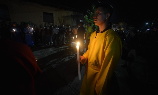 En Ixhuacán de los Reyes, Veracruz, estos días de Semana Santa se vive con fervor religioso la Pasión, Muerte y Resurrección de Cristo, pues es representada por sus pobladores. Este Jueves Santo realizaron una procesión con la imagen del Divino Preso, para posteriormente escenificar los diferentes pasajes bíblicos de estos días santos.