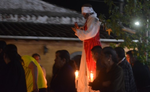 En Ixhuacán de los Reyes, Veracruz, estos días de Semana Santa se vive con fervor religioso la Pasión, Muerte y Resurrección de Cristo, pues es representada por sus pobladores. Este Jueves Santo realizaron una procesión con la imagen del Divino Preso, para posteriormente escenificar los diferentes pasajes bíblicos de estos días santos.