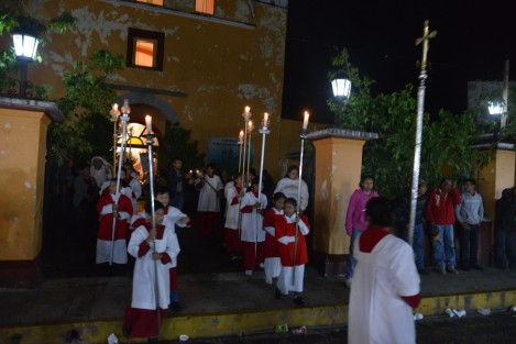 En Ixhuacán de los Reyes, Veracruz, estos días de Semana Santa se vive con fervor religioso la Pasión, Muerte y Resurrección de Cristo, pues es representada por sus pobladores. Este Jueves Santo realizaron una procesión con la imagen del Divino Preso, para posteriormente escenificar los diferentes pasajes bíblicos de estos días santos.