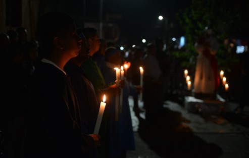 En Ixhuacán de los Reyes, Veracruz, estos días de Semana Santa se vive con fervor religioso la Pasión, Muerte y Resurrección de Cristo, pues es representada por sus pobladores. Este Jueves Santo realizaron una procesión con la imagen del Divino Preso, para posteriormente escenificar los diferentes pasajes bíblicos de estos días santos.