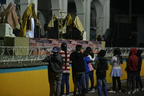 En Ixhuacán de los Reyes, Veracruz, estos días de Semana Santa se vive con fervor religioso la Pasión, Muerte y Resurrección de Cristo, pues es representada por sus pobladores. Este Jueves Santo realizaron una procesión con la imagen del Divino Preso, para posteriormente escenificar los diferentes pasajes bíblicos de estos días santos.