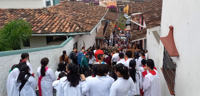 Como cada Viernes Santo, con  tráfico muy reducido, las calles de Xalapa son recorridas por fieles católicos con el rezo del Via Crucis. 