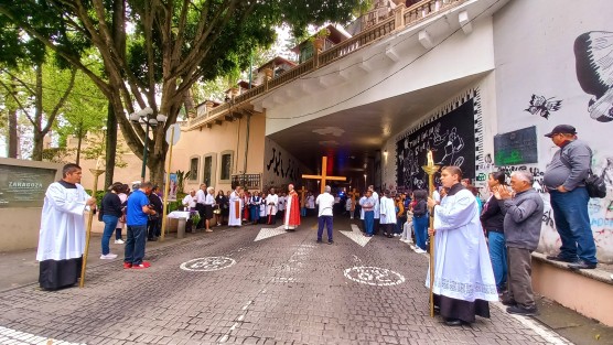 Como cada Viernes Santo, con  tráfico muy reducido, las calles de Xalapa son recorridas por fieles católicos con el rezo del Via Crucis. 