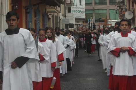 Como cada Viernes Santo, con  tráfico muy reducido, las calles de Xalapa son recorridas por fieles católicos con el rezo del Via Crucis. 