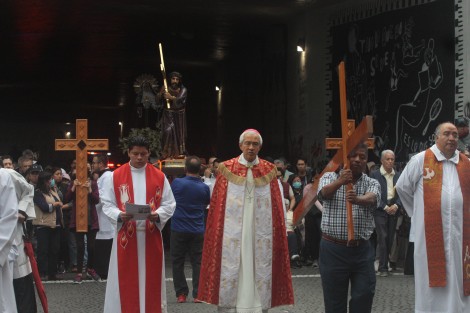 Como cada Viernes Santo, con  tráfico muy reducido, las calles de Xalapa son recorridas por fieles católicos con el rezo del Via Crucis. 