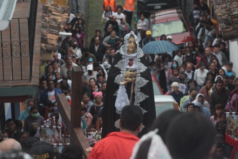 Ante la declaración del Arzobispo Jorge Patrón Wong de un Año de la Familia, el Via Crucis se rezó con meditaciones sobre las vivencias, buenas y malas, que se dan dentro de las familias, y cómo todo se puede llevar de la mano de Jesús. 