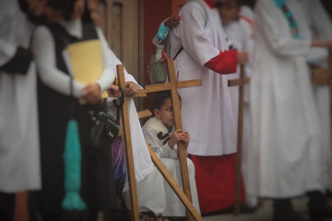 Ante la declaración del Arzobispo Jorge Patrón Wong de un Año de la Familia, el Via Crucis se rezó con meditaciones sobre las vivencias, buenas y malas, que se dan dentro de las familias, y cómo todo se puede llevar de la mano de Jesús. 