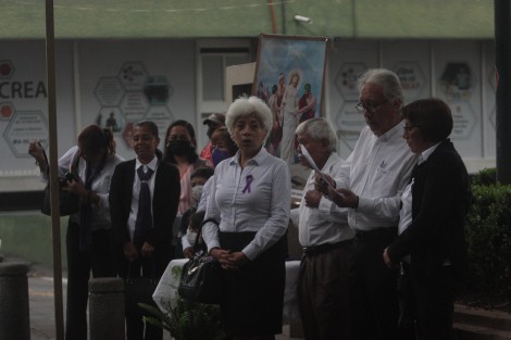 Ante la declaración del Arzobispo Jorge Patrón Wong de un Año de la Familia, el Via Crucis se rezó con meditaciones sobre las vivencias, buenas y malas, que se dan dentro de las familias, y cómo todo se puede llevar de la mano de Jesús. 