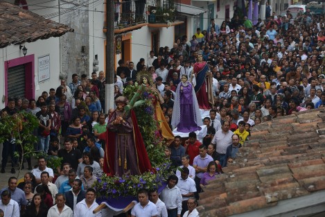 Cientos de personas de las comunidades y municipios aledaños a Ixhuacan de los Reyes se reunieron como desde hace 96 años para escenificar el Viacrucis de Jesús  por las calles de pueblo, el cual termina en la crucifixión del nazareno.