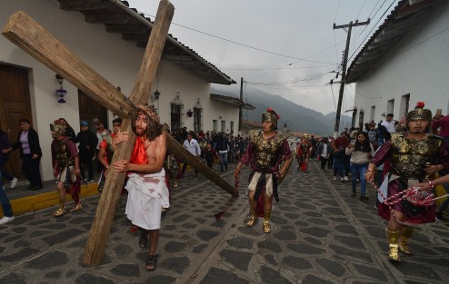 Cientos de personas de las comunidades y municipios aledaños a Ixhuacan de los Reyes se reunieron como desde hace 96 años para escenificar el Viacrucis de Jesús  por las calles de pueblo, el cual termina en la crucifixión del nazareno.
