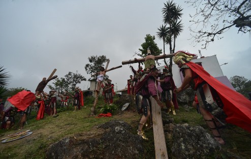 Cientos de personas de las comunidades y municipios aledaños a Ixhuacan de los Reyes se reunieron como desde hace 96 años para escenificar el Viacrucis de Jesús  por las calles de pueblo, el cual termina en la crucifixión del nazareno.