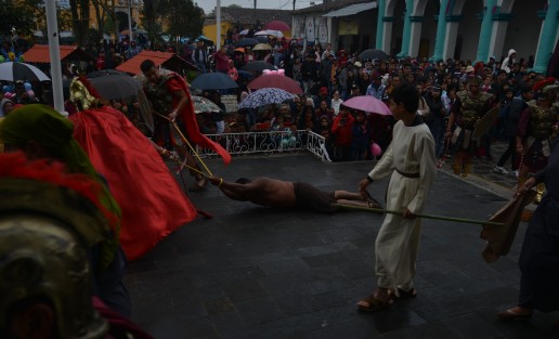 Cientos de personas de las comunidades y municipios aledaños a Ixhuacan de los Reyes se reunieron como desde hace 96 años para escenificar el Viacrucis de Jesús  por las calles de pueblo, el cual termina en la crucifixión del nazareno.