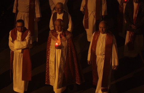 Cientos de feligreses en Xalapa, participaron en la Procesión del Silencio, encabezada por el Arzobispo Jorge Patrón y varios sacerdotes. 