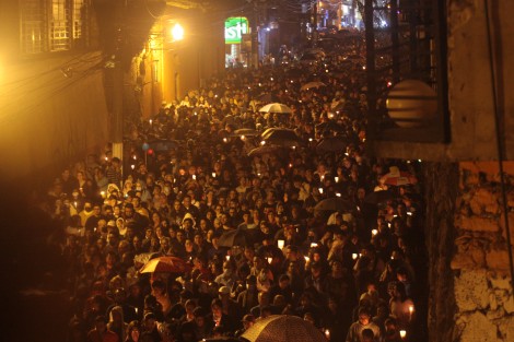 Cientos de feligreses en Xalapa, participaron en la Procesión del Silencio, encabezada por el Arzobispo Jorge Patrón y varios sacerdotes. 