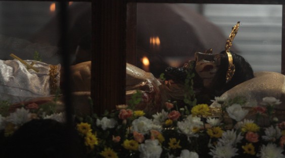 Cientos de feligreses en Xalapa, participaron en la Procesión del Silencio, encabezada por el Arzobispo Jorge Patrón y varios sacerdotes. 