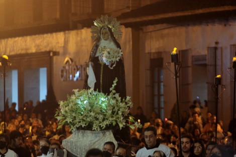 Cientos de feligreses en Xalapa, participaron en la Procesión del Silencio, encabezada por el Arzobispo Jorge Patrón y varios sacerdotes. 