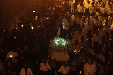 Cientos de feligreses en Xalapa, participaron en la Procesión del Silencio, encabezada por el Arzobispo Jorge Patrón y varios sacerdotes. 