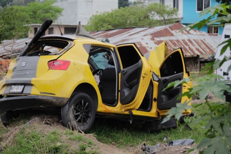 En la localidad de Dos Ríos, a un costado del CEIS, una persona falleció luego que el auto en que viajaba volcó, cuando el conductor perdió el control en una curva. 5 lesionados fueron hospitalizados en la Capital.