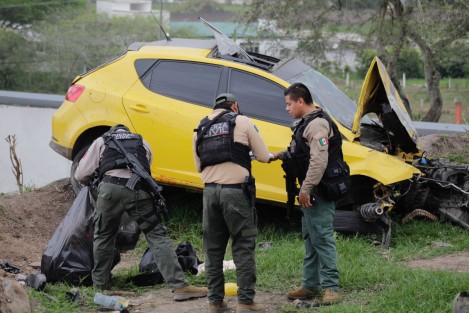 En la localidad de Dos Ríos, a un costado del CEIS, una persona falleció luego que el auto en que viajaba volcó, cuando el conductor perdió el control en una curva. 5 lesionados fueron hospitalizados en la Capital.