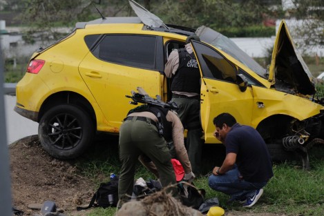 En la localidad de Dos Ríos, a un costado del CEIS, una persona falleció luego que el auto en que viajaba volcó, cuando el conductor perdió el control en una curva. 5 lesionados fueron hospitalizados en la Capital.