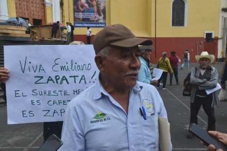 El presidente del Consejo Regional del Café de Coatepec, Cirio Ortiz y militantes de la CNOC, demandaron mejorar las condiciones de vida de las familias y orientar las políticas públicas hacia este sector, primero en conferencia de prensa y posteriormente en Plaza Lerdo.
